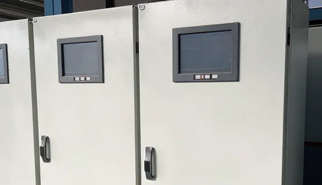 控制柜自动化系统性能优化与实际应用条件分析